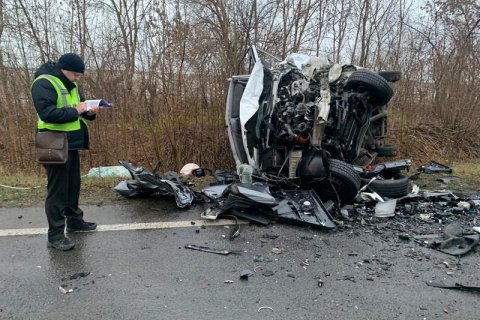 На Львовщине при столкновении легкового автомобиля и буса погибли три человека