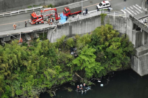 В Японии автобус упал в водохранилище с 10-метровой высоты