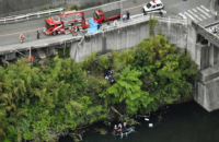 В Японии автобус упал в водохранилище с 10-метровой высоты