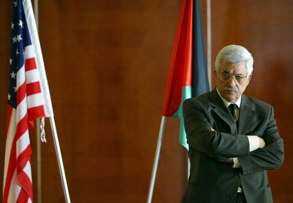 Прем’єр-міністр Палестини Махмуд Аббас перед зустріччю з держсекретарем США Коліном Пауеллом у місті Єрихон, Західний берег річки Йордан, 20 червня 2003 рік.