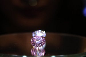 На торги в Гонконге выставлен редчайший розовый бриллиант