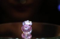 На торги в Гонконге выставлен редчайший розовый бриллиант