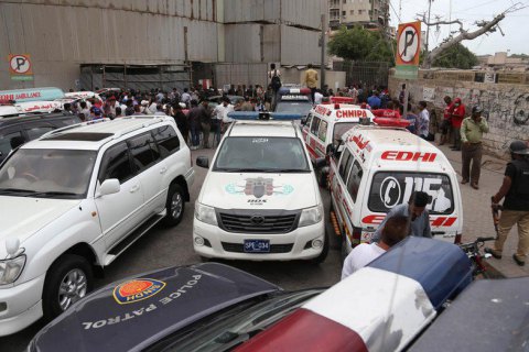 В пакистанском городе Карачи террористы напали на фондовую биржу
