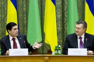 Янукович подписал в Туркменистане восемь двусторонних документов