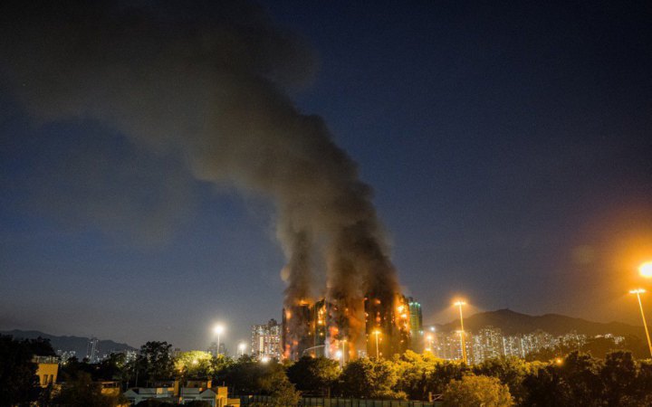 Кількість жертв пожежі в Гонконзі зросла до 55