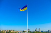 У Дніпрі встановили гігантський прапор України на 72-метровому флагштоку