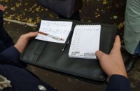 Біля київських дільниць зауважили жінок зі списками виборців
