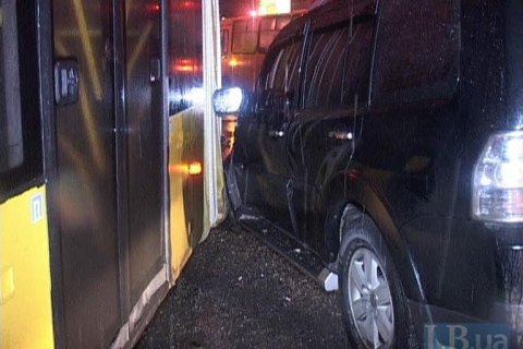 У Києві водій позашляховика протаранив тролейбус із пасажирами