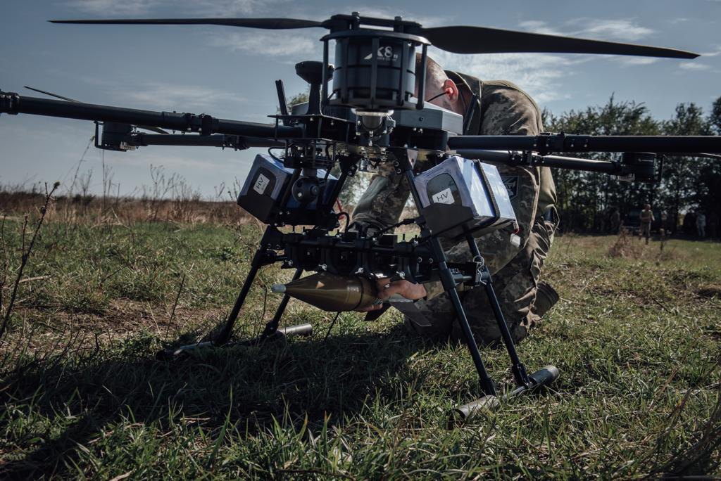 Бієць підрозділу аеророзвідки «Вовки» готують до використання ударний безпілотник Vampire («Вампір»)