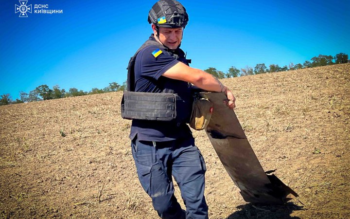 На Київщині рятувальники знешкодили уламки ракети з бойовою частиною