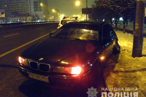 У Києві п'яна жінка викрала іномарку після сварки з водієм, але не впоралася з керуванням і врізалася в стовп