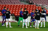 Игроки "Хетафе" устроили "Барселоне" чемпионский коридор в футболках, которые критикуют Суперлигу