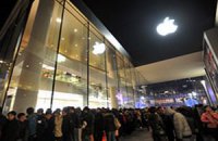 В Китае приостановили продажу iPhone 4S, чтобы давка не переросла в беспорядки