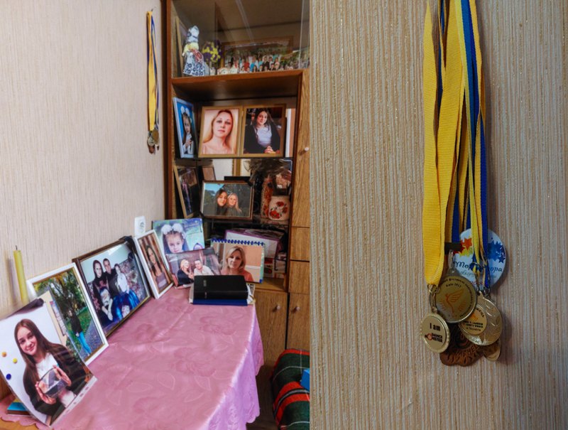 Медалі Каті Авдієнко досі висять на стіні в квартирі, де жила родина. Там же стоять сімейні фотографії.