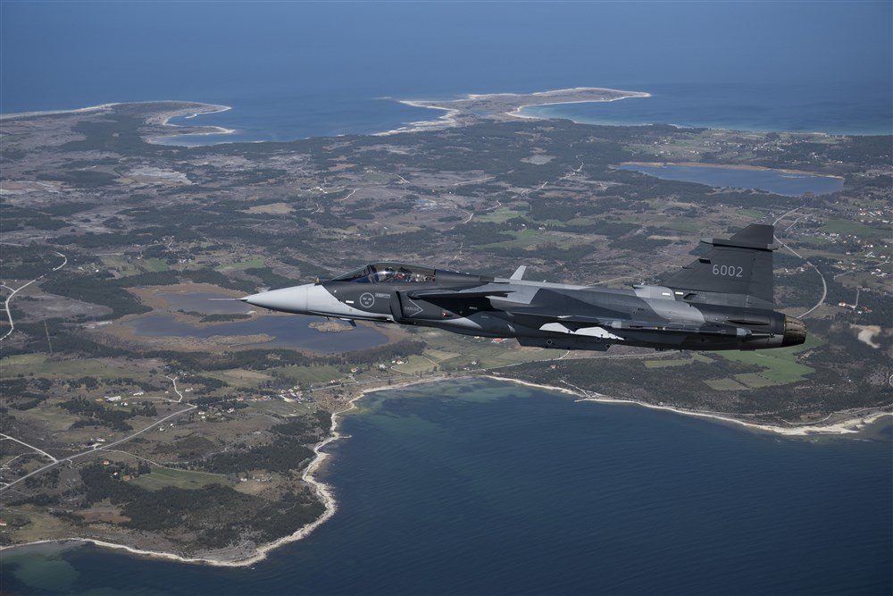 Шведський реактивний винищувач Jas 39 Gripen E пролітає над островом Готланд у Балтійському морі, Швеція, 11 травня 2022 року.