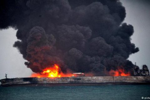 Охоплений полум'ям іранський нафтовий танкер відносить у бік Японії