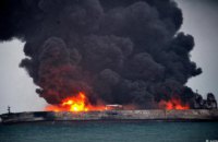 Охоплений полум'ям іранський нафтовий танкер відносить у бік Японії