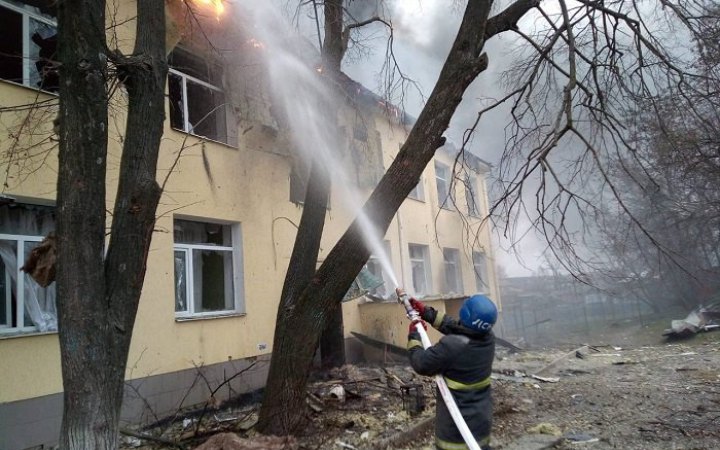 Унаслідок ворожих обстрілів Харківщини пошкоджені підприємство і ліцей