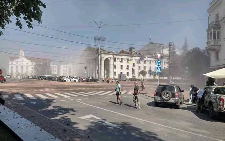 Росіяни вдарили ракетою по центру Чернігова, є загиблі та поранені (оновлено)