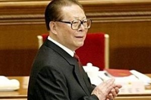 ​Экс-президент Китая показался публике после сообщений о его смерти