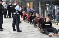 В финале Кубка Дании полиция дубинками наказала фанатов, не соблюдающих социальную дистанцию