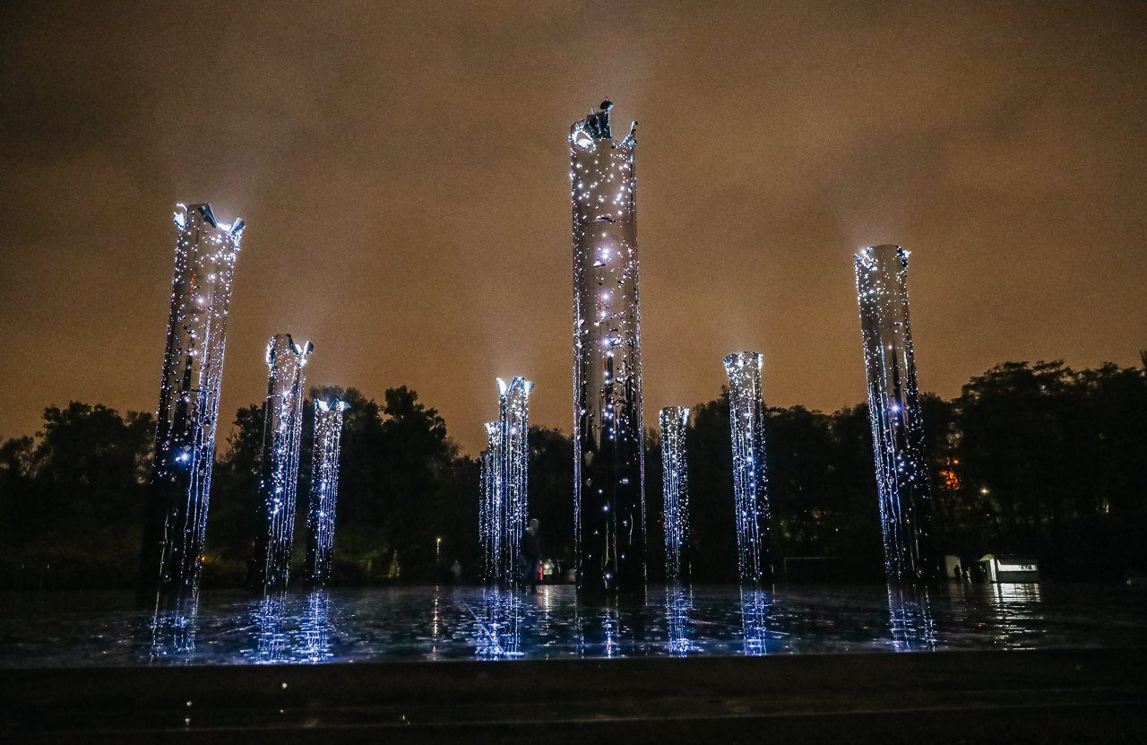 Инсталляция Зеркальное поле - платформа, где установлены десять колонн высотой 6 метров , простреленные пулями (тысячи пулевых
отверстий того же калибра, что использовали нацисты во время расстрелов в Бабьем Яру)