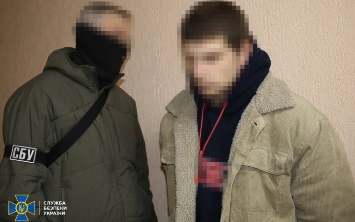 Затримали ще 5 паліїв, які намагалися знищити військові авто та адмінбудівлю на замовлення РФ