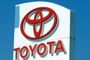 Продаж Toyota в Китаї скоротився вдвічі