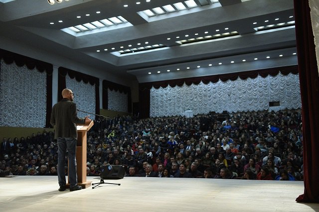 Арсений Яценюк во время выступления перед студентами и преподавателями Тернопольского университета