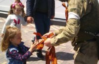 В Мелитополе оккупанты заставляют детей одевать георгиевские ленты
