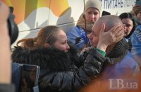 ​«Це – найкращий подарунок»: з полону повернулись 300 захисників і двоє цивільних 