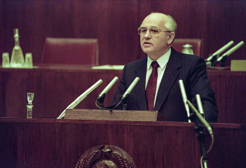 Президент СРСР Михайло Горбачов виступає на сесії Верховної Ради СРСР, Москва 24 грудня 1991 р.