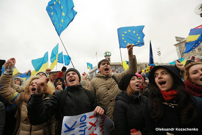 Студенты поют на митинге на Майдане 