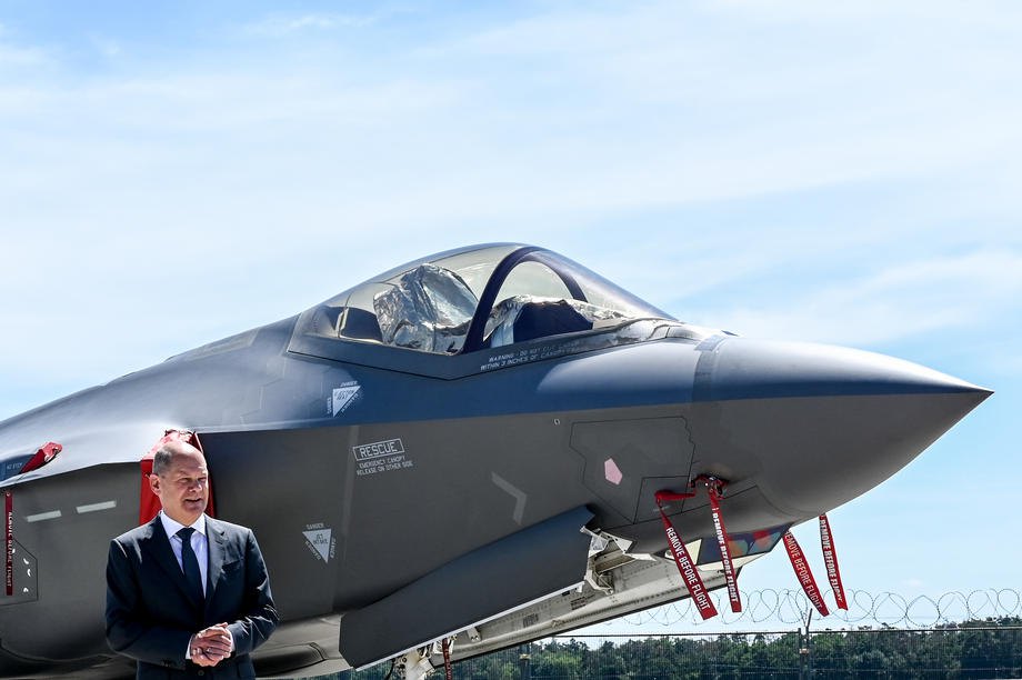 Канцлер Німеччини Олаф Шольц поруч із реактивним літаком Lockheed Martin F-35 Lightning під під час відкриття ILA Berlin Air Show 2022 , 22 червня 2022 року.