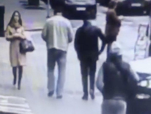 Стоп-кадр видео последних секунд жизни Вороненкова (в черной куртке), охранник слева от него, убийца за ними