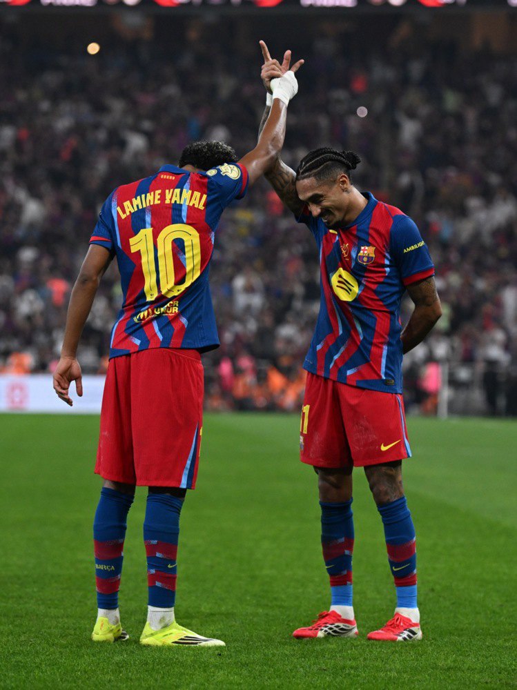 Рафінья і Ямаль святкують