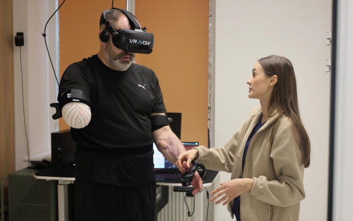 У Львові захисникам з ампутацією допомагають зменшити біль через VR