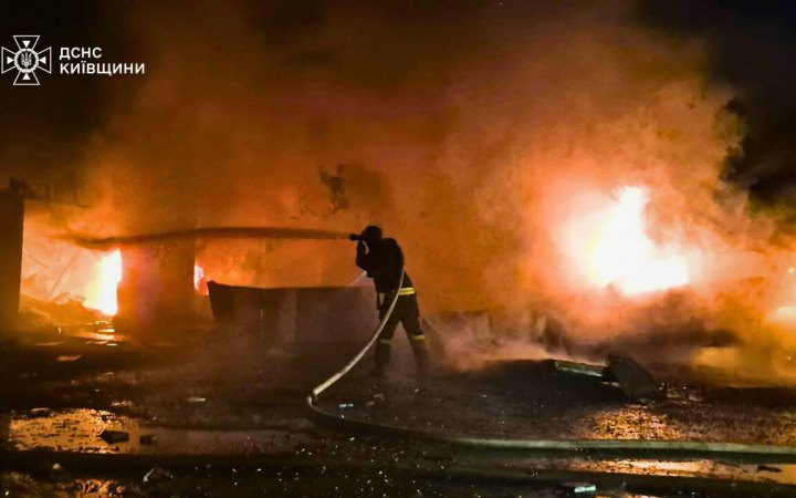 На Київщині через ворожу атаку поранено чоловіка та пошкоджено будинок