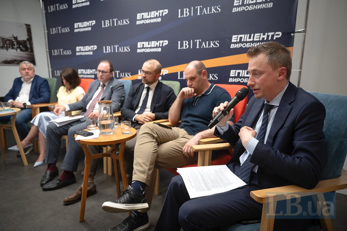 Олександр Кава, Леся Карнаух, Єгор Перелигін, Сергій Магдич,Дмитро Кисилевський і Олексій Соболев (праворуч)