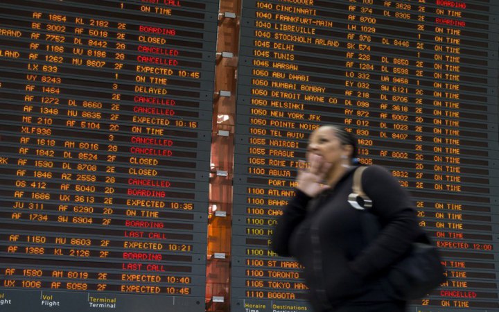 Триває страйк французьких авіадиспетчерів, у Парижі скасували 40% рейсів