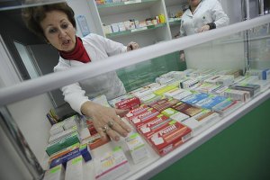 Азаров хочет лишать аптеки лицензий за завышение цен 