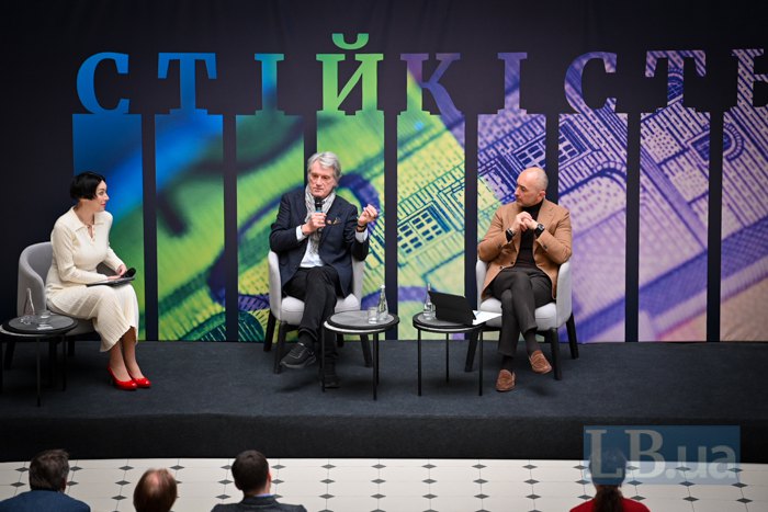 Віктор Ющенко ( у центрі)