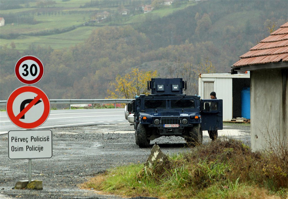 Спецпризначенці несуть варту біля Північної Мітровиці, Косово, 6 листопада 2022 року.