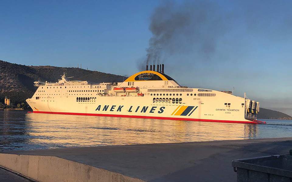 На пароме в греческом порту произошел пожар