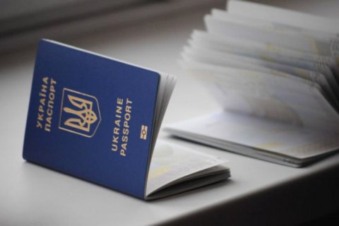 ​В Украине могут разрешить фотографироваться на паспорт в головном уборе