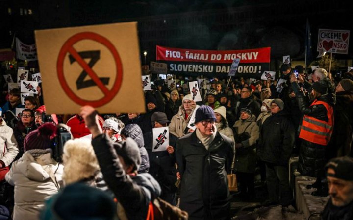 У Словаччині декілька тисяч громадян вийшли на протест у відповідь на проросійську політику прем’єра Фіцо