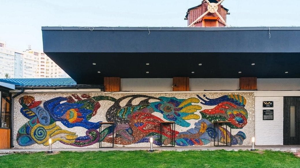 Монументальне мозаїчне панно «Вітер» 1967 року на стіні ресторану <i>Mill Hub</i>, автори: Алла Горська, Віктор Зарецький, Борис
Плаксій.