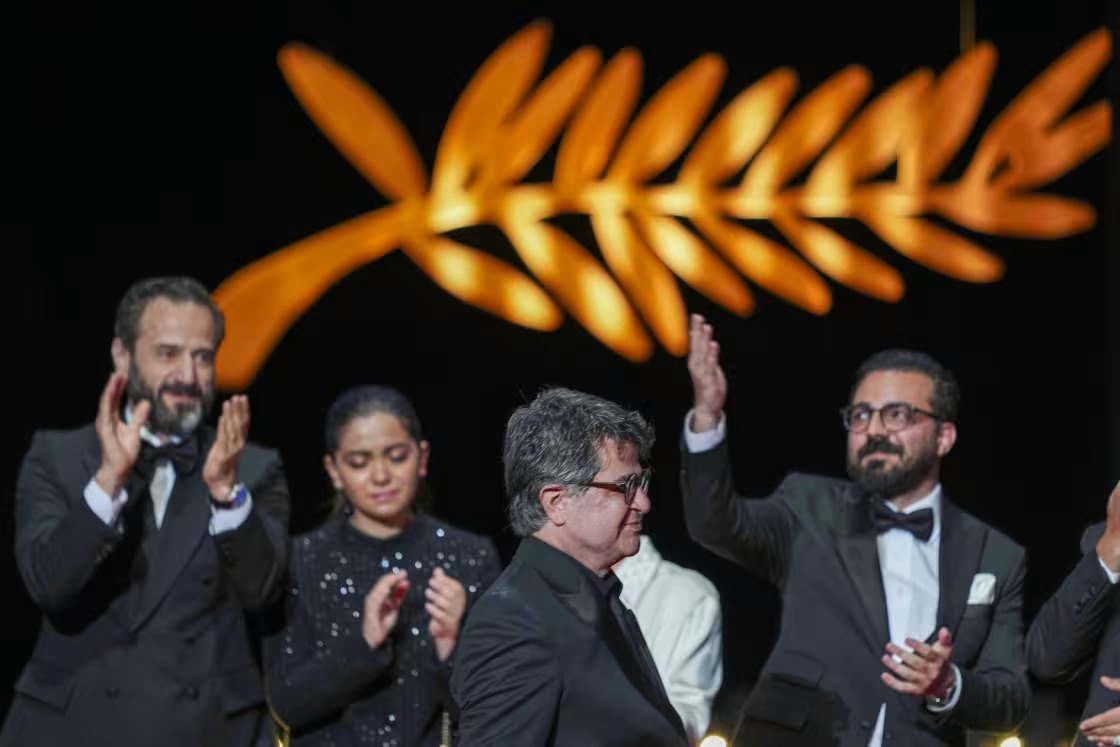 Режисер Джафар Панахі отримує Золоту пальмову гілку за фільм «Проста випадковість» під час церемонії нагородження 25 травня 2025
року