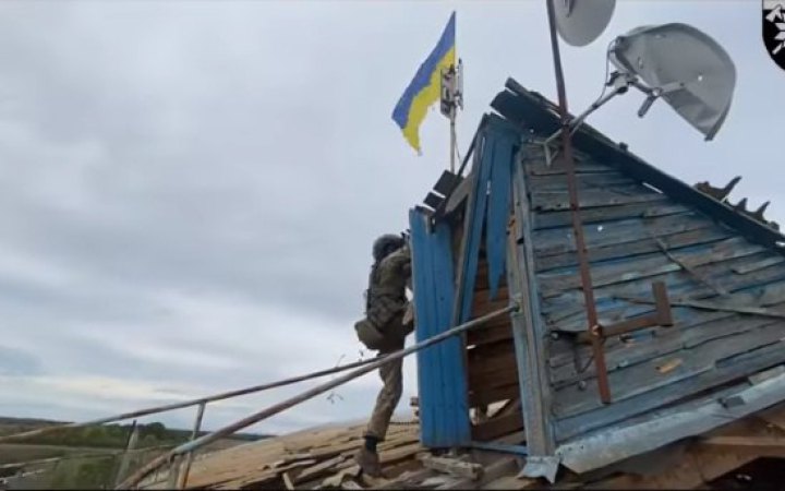 У звільненому від росіян селі Миролюбівка на Херсонщині підняли український прапор