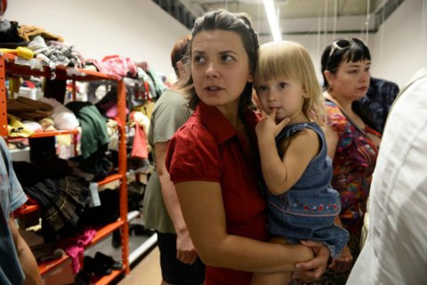 Около 43% вынужденных переселенцев с Донбасса уже устроили жизнь на новом месте и не планируют возвращаться